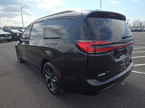 Used 2023 Chrysler Pacifica Limited w/ Uconnect Theater Family Group image 16