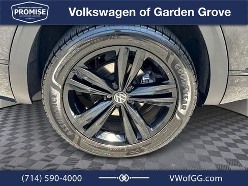 Used 2023 Volkswagen Atlas SEL R-Line AWD/4WD image 8
