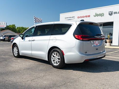 Certified 2024 Chrysler Pacifica Touring-L FWD image 3