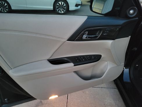 Used 2017 Honda Accord EX-L image 10