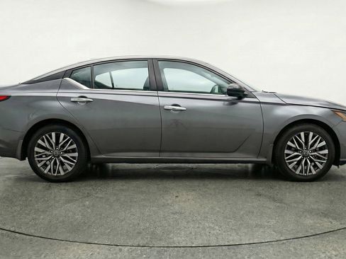 Used 2025 Nissan Altima 2.5 SV image 11