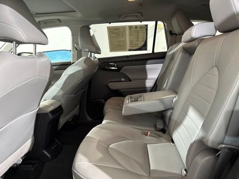 Used 2021 Toyota Highlander XLE FWD image 17
