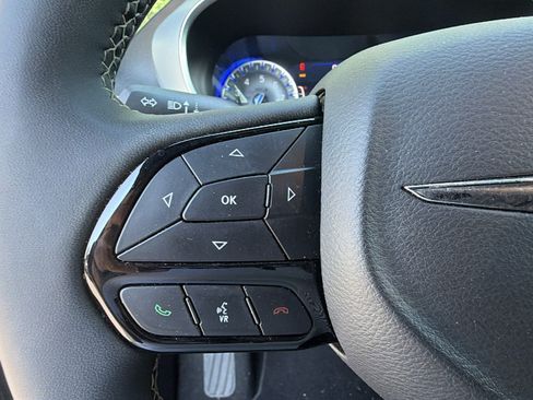 Used 2025 Chrysler Pacifica Limited FWD image 28