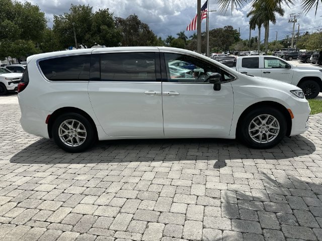 Used 2024 Chrysler Pacifica Touring FWD image 14