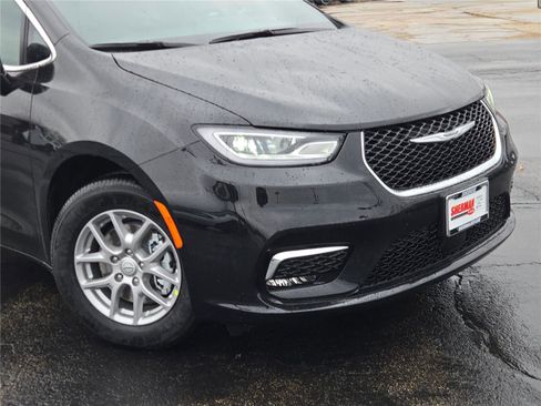 New 2026 Chrysler Pacifica Select image 2