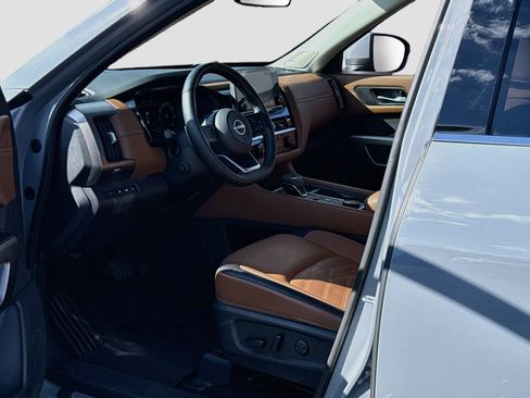 Certified 2025 Nissan Pathfinder Platinum AWD/4WD image 11