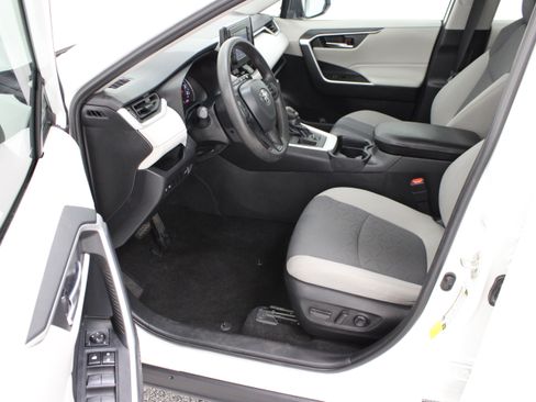 Used 2020 Toyota RAV4 XLE w/ Convenience Package FWD image 14