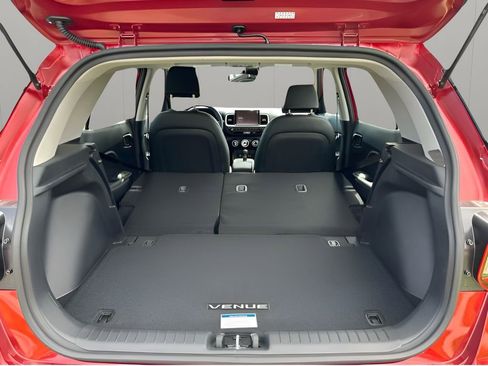 Used 2024 Hyundai Venue Limited image 9