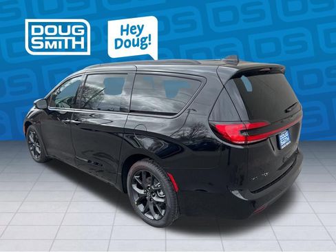 New 2026 Chrysler Pacifica Select image 4