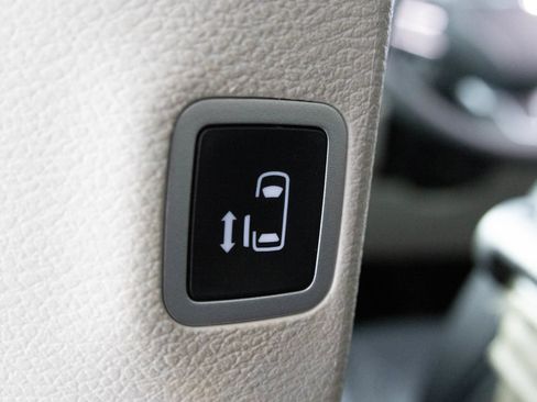 Used 2022 Chrysler Pacifica Touring-L FWD image 36