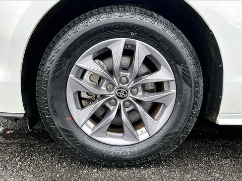 Used 2024 Toyota Sienna LE image 9