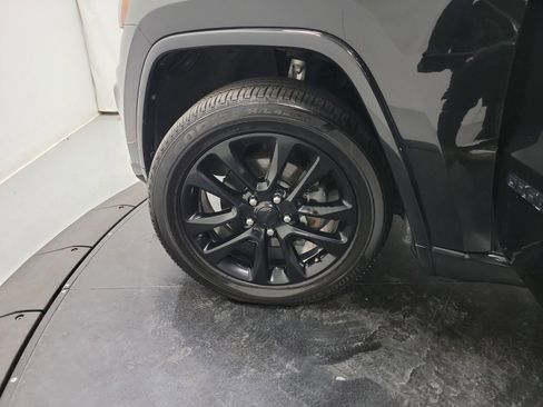 Used 2020 Jeep Grand Cherokee Altitude image 29