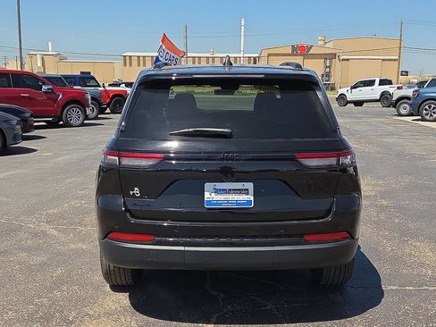 Used 2025 Jeep Grand Cherokee Altitude AWD/4WD image 4