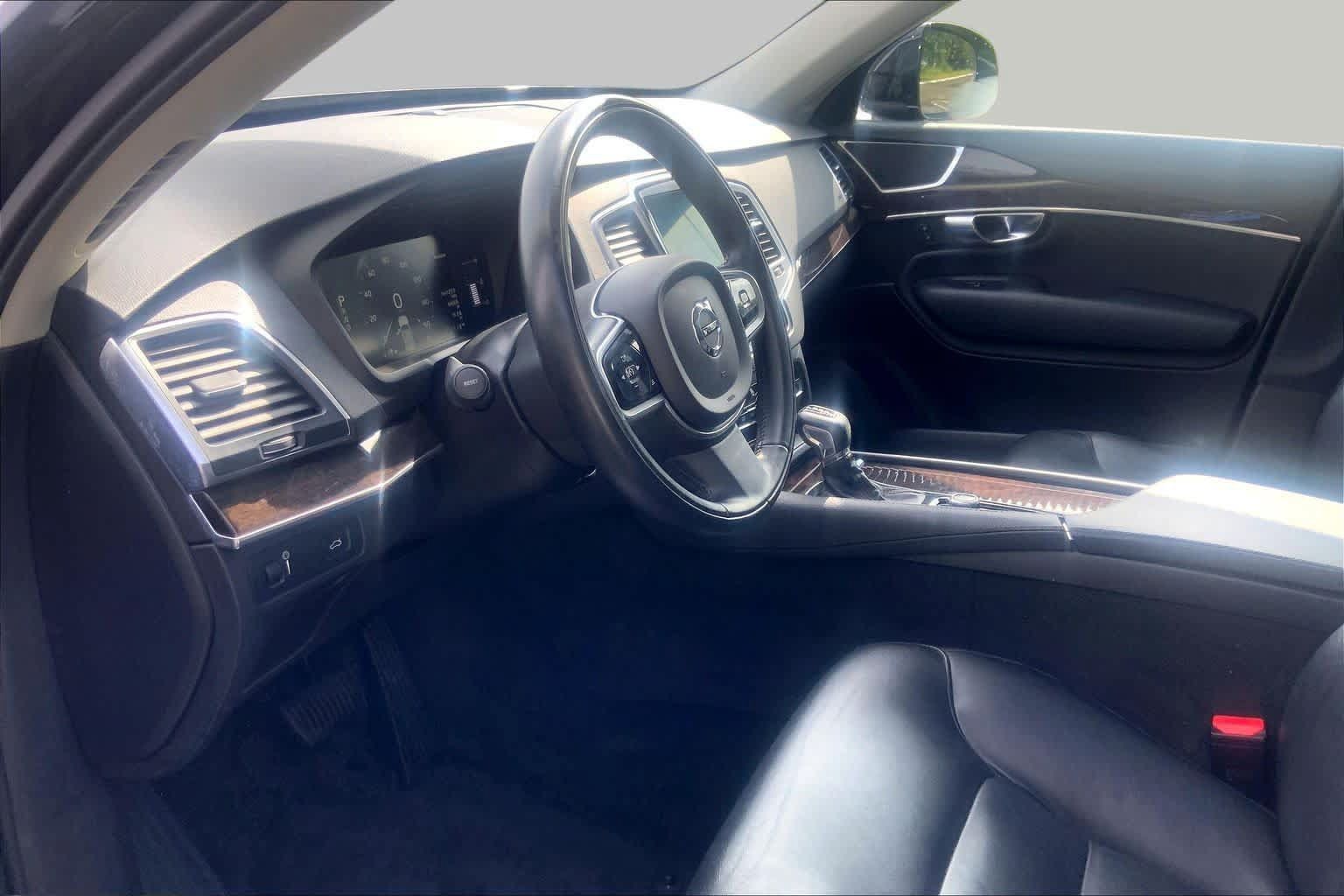 Used 2018 Volvo XC90 T5 Momentum w/ Convenience Package FWD image 17