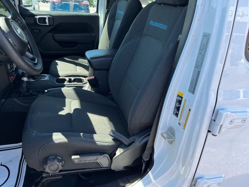 Used 2024 Jeep Wrangler Unlimited Rubicon 4xe w/ Technology Group AWD/4WD image 14