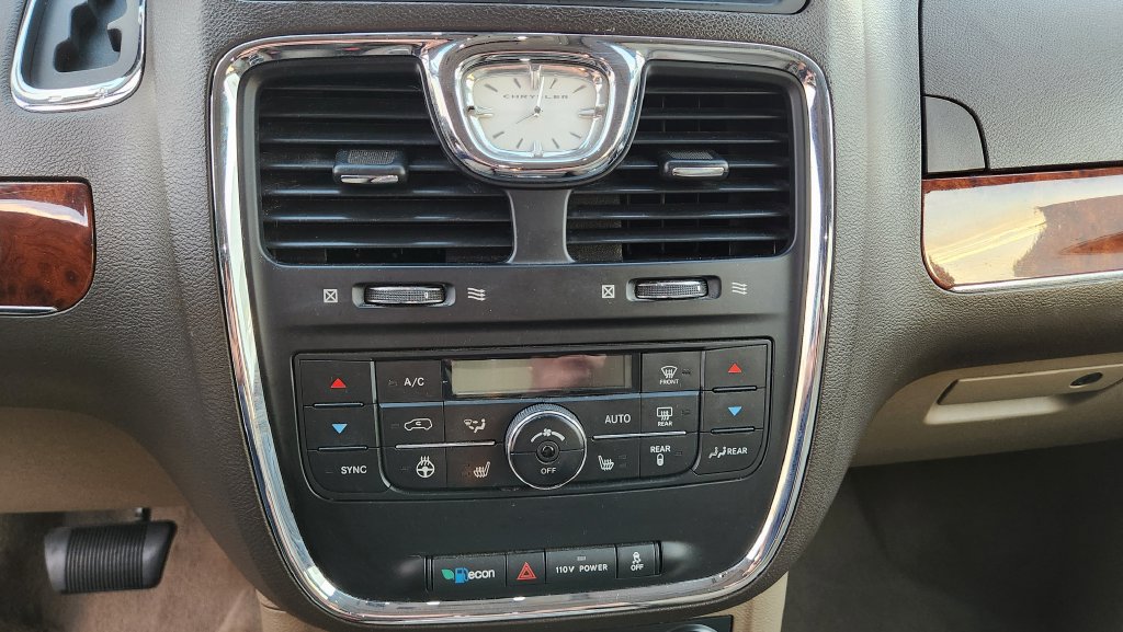 Used 2012 Chrysler Town & Country Touring-L w/ Entertainment Group #2 FWD image 21