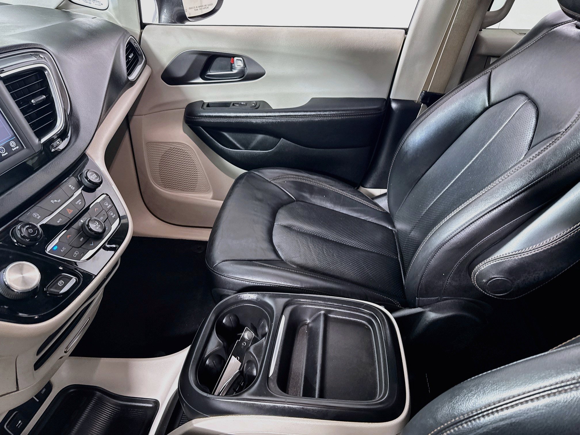 Used 2020 Chrysler Pacifica Touring-L FWD image 23