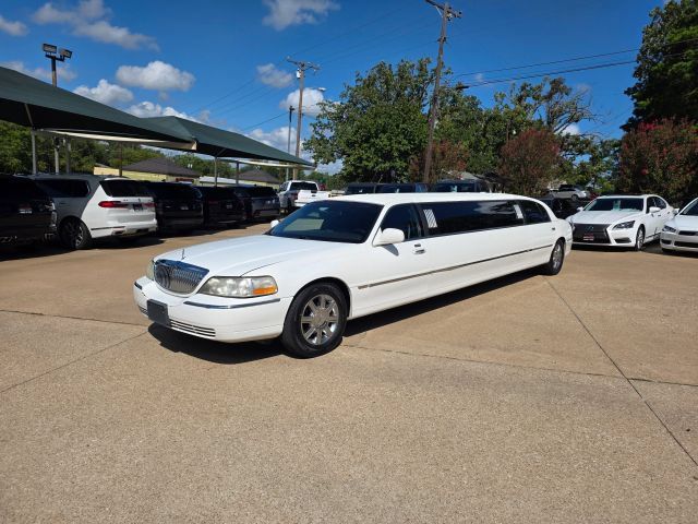 Used 2011 Lincoln Town Car Executive RWD image 1