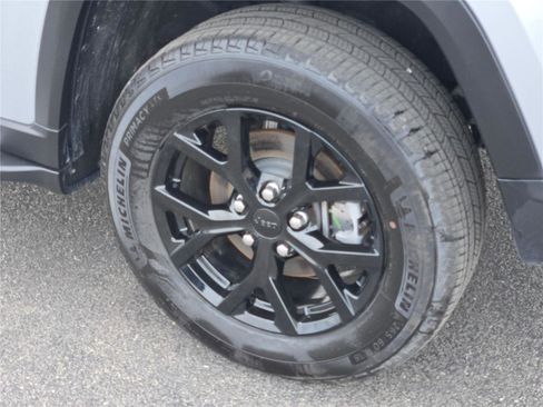 Certified 2024 Jeep Grand Cherokee Altitude image 20