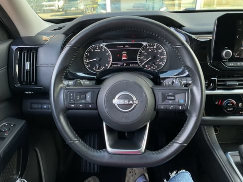 Used 2025 Nissan Pathfinder SV FWD image 29