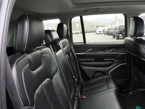 Used 2022 Jeep Grand Cherokee Limited image 24