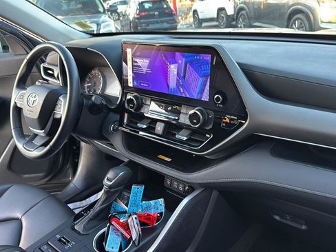 Used 2023 Toyota Highlander XLE image 36