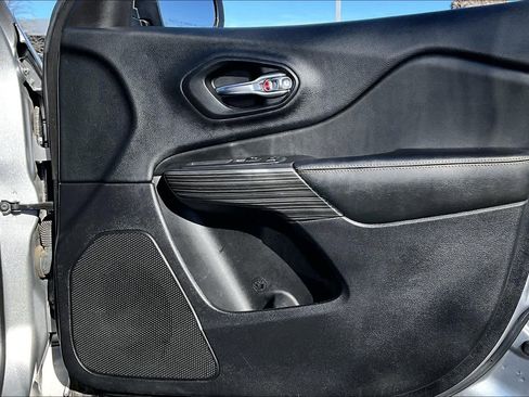 Used 2017 Jeep Cherokee Limited image 23