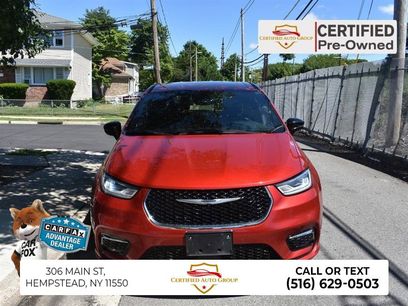 Used 2025 Chrysler Pacifica Select