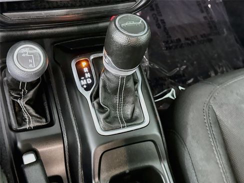 Used 2023 Jeep Gladiator Overland AWD/4WD image 19