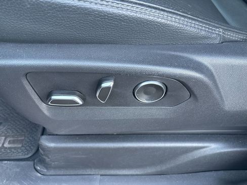 Used 2025 GMC Yukon XL Denali image 17