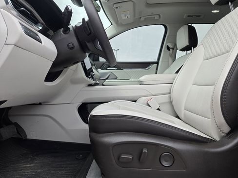 Used 2024 GMC Acadia Denali w/ Super Cruise Package image 11