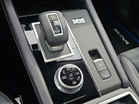 New 2025 Mitsubishi Outlander SE image 7