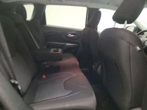 Used 2019 Jeep Cherokee Latitude w/ Popular Appearance Group FWD image 19