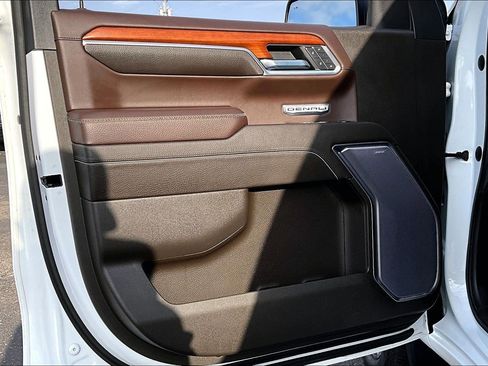Used 2022 GMC Sierra 1500 Denali w/ Denali Reserve Package image 18