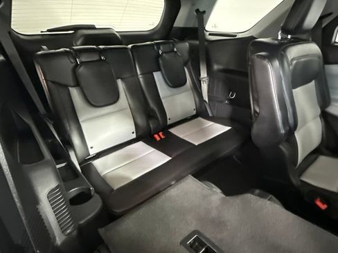 Used 2023 Ford Explorer XLT w/ XLT Sport Appearance Package AWD/4WD image 19
