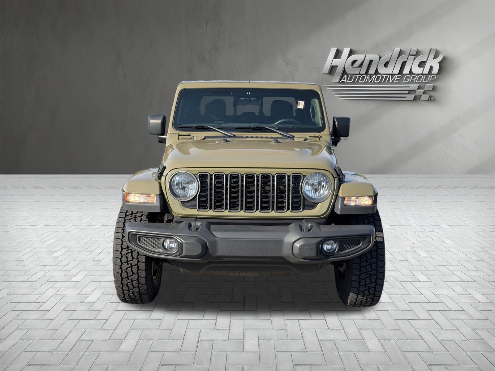 Used 2025 Jeep Gladiator Sport AWD/4WD image 3