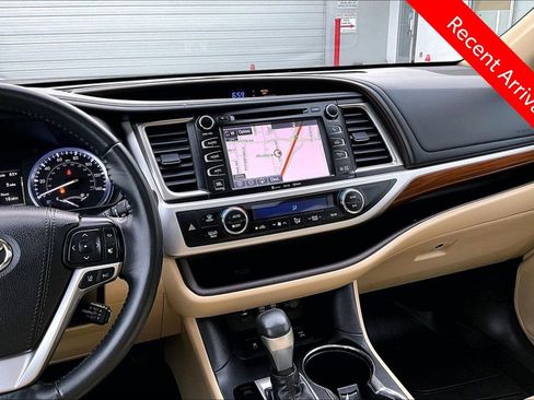 Certified 2019 Toyota Highlander Limited AWD/4WD image 9