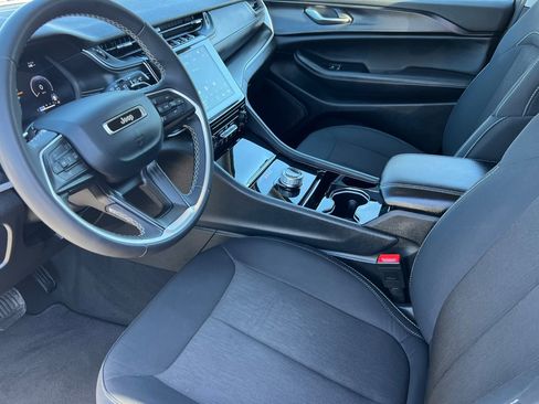 Used 2023 Jeep Grand Cherokee L Laredo image 11