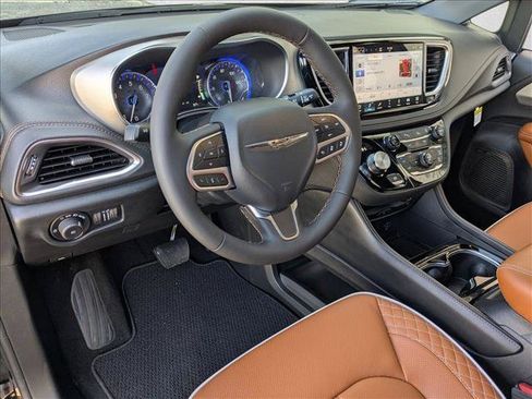 New 2026 Chrysler Pacifica Pinnacle FWD image 3