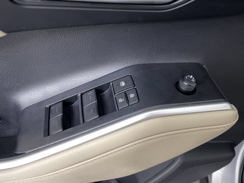 Used 2023 Toyota Highlander XLE AWD/4WD image 11