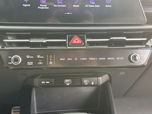 Used 2024 Kia Niro EX Touring FWD image 17