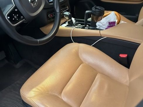 Used 2018 Volvo XC90 T6 Momentum w/ Convenience Package image 9