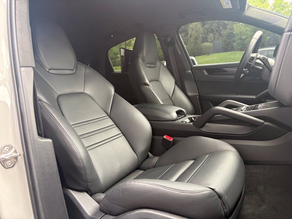 Certified 2025 Porsche Cayenne Turbo GT AWD/4WD image 22