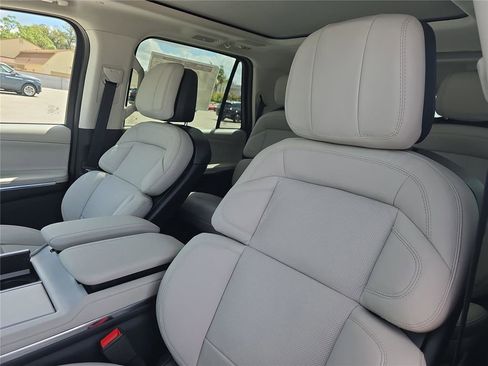 New 2026 Lincoln Navigator Reserve w/ Jet Appearance Package AWD/4WD image 15
