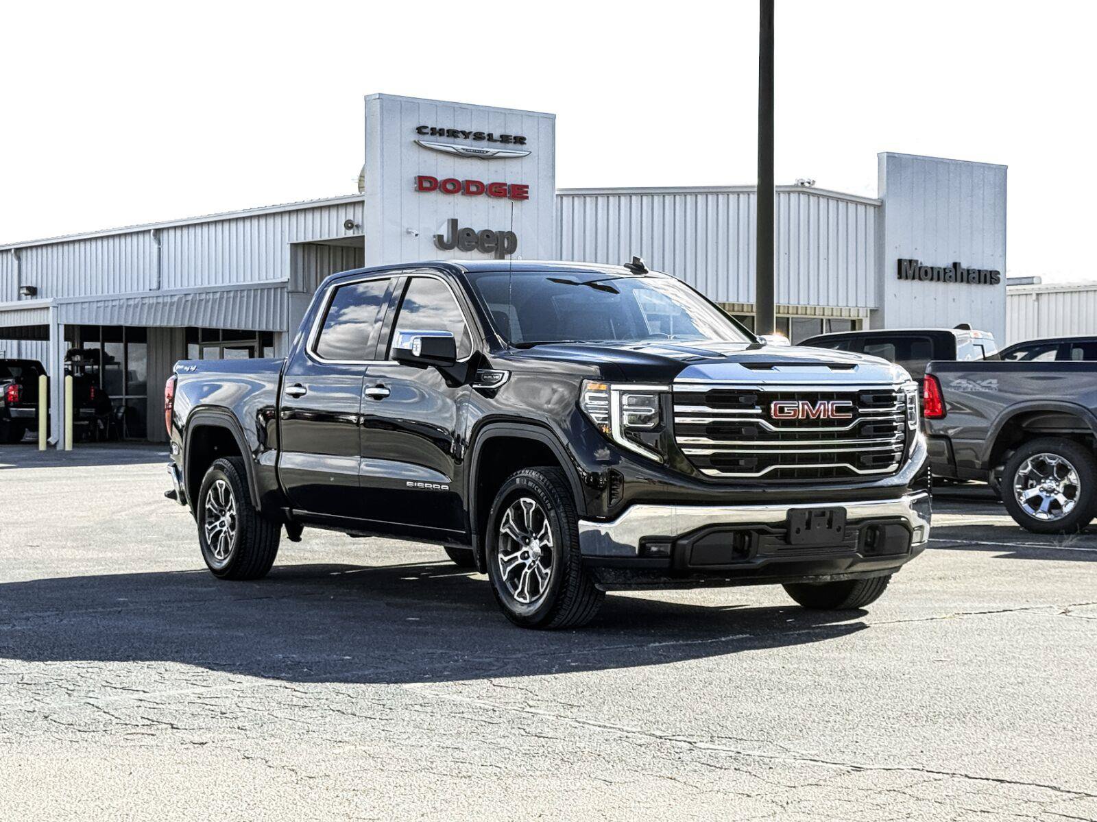 Used 2025 GMC Sierra 1500 SLT AWD/4WD image 5