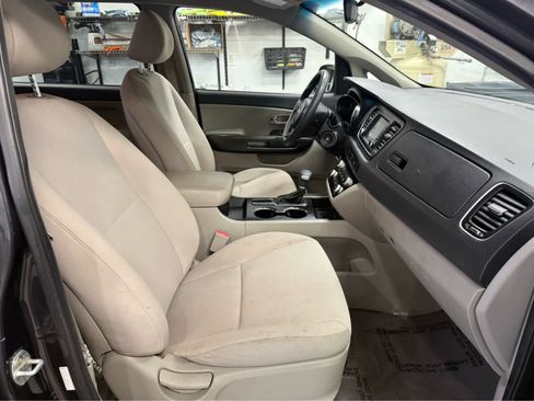 Used 2021 Kia Sedona LX image 14