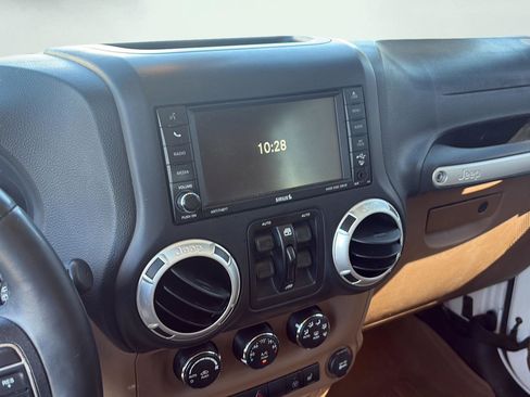 Used 2016 Jeep Wrangler Unlimited Sahara w/ Connectivity Group AWD/4WD image 17