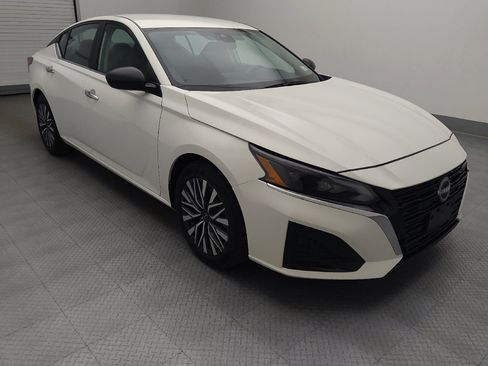 Used 2025 Nissan Altima 2.5 SV FWD image 13