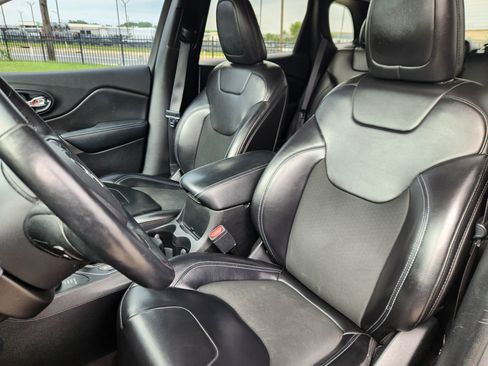 Used 2019 Jeep Cherokee Latitude Plus w/ Cold Weather Group AWD/4WD image 7