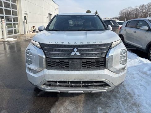 Used 2022 Mitsubishi Outlander SE image 2